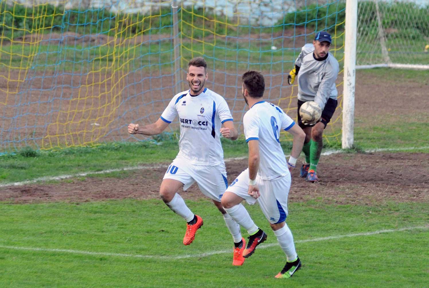 I gemelli Jacopo (a sinistra) e Tommaso Rocchiccioli festeggiano un gol con la maglia nerazzurra