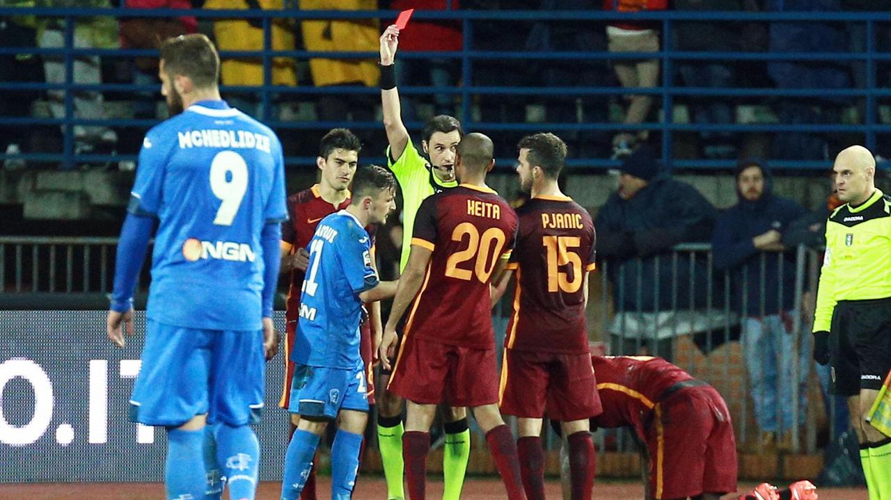 L'espulsione di Mario Rui nel match contro la Roma (foto agenzia Carlo Sestini)