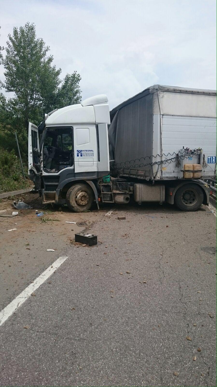 Il camion incidentato in tangenziale