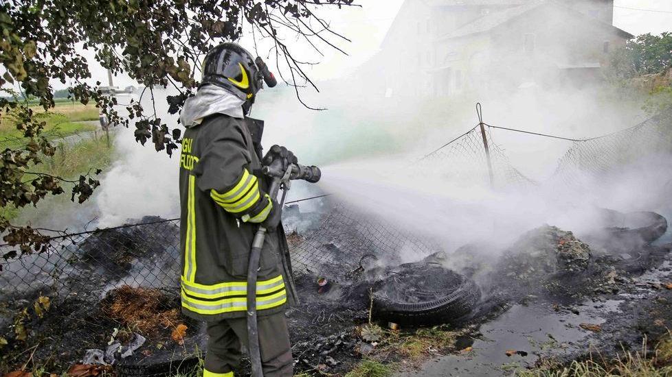 Reggio Emilia, a fuoco discarica abusiva di pneumatici