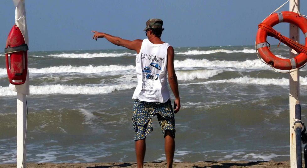 Un bagnino vigila il mare mosso