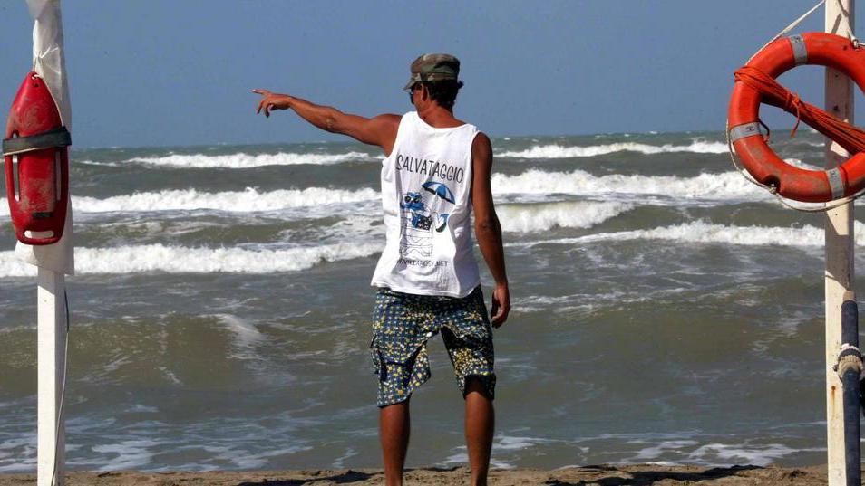Un bagnino vigila il mare mosso