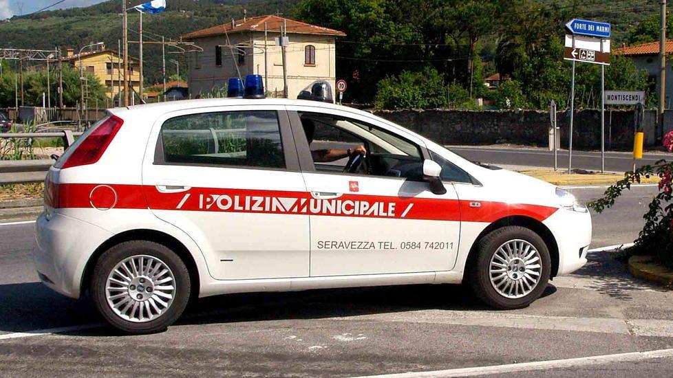 Riga l’auto del collega al Comando. Tolta l’arma, non farà più il vigile 