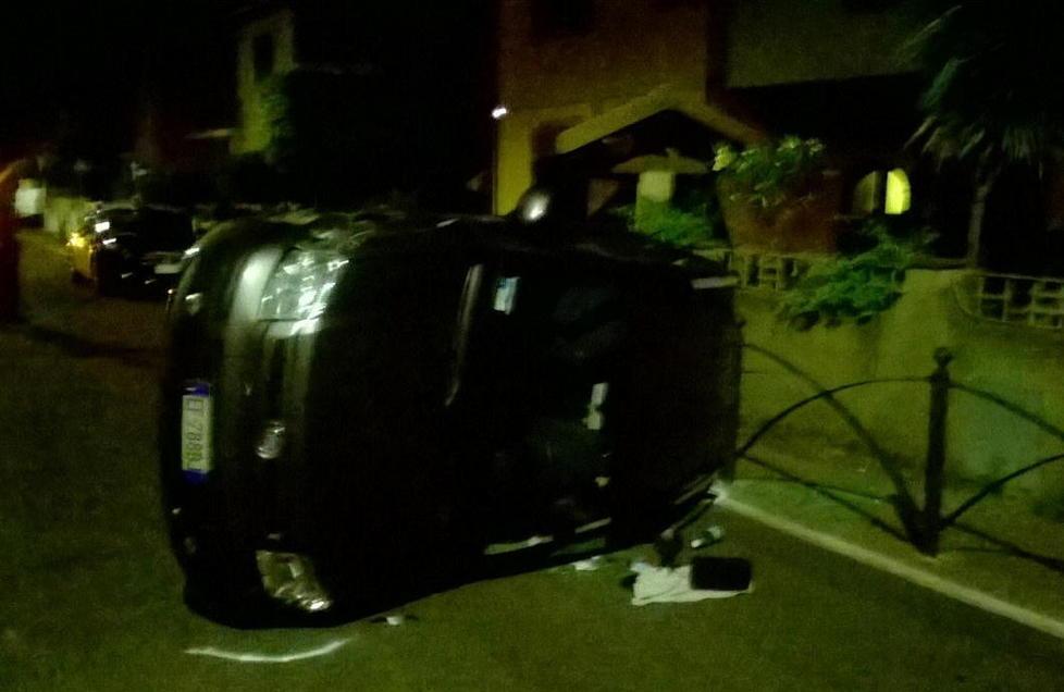 L'auto ribaltata in via dei Macchiaioli