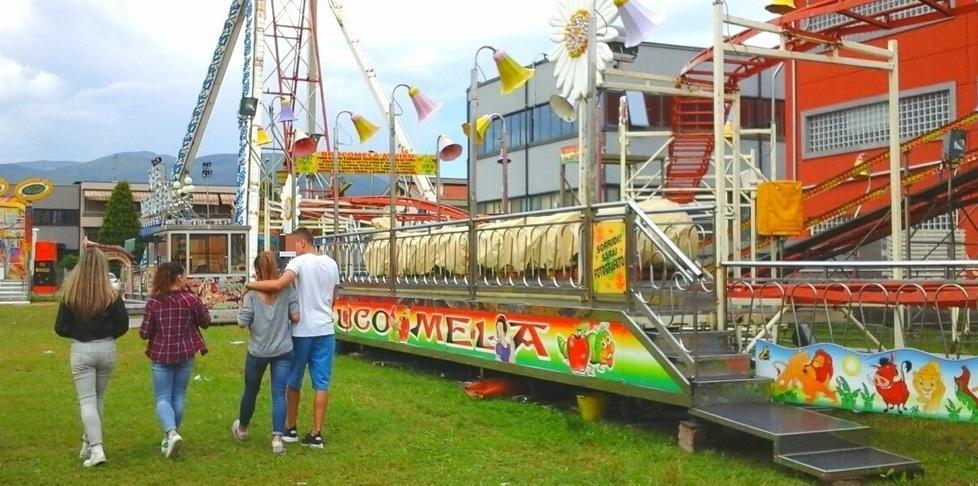 Bottigliate al luna park, ferito un giovane 