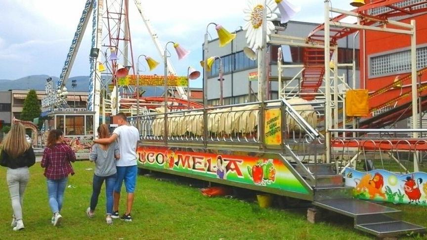 Bottigliate al luna park, ferito un giovane