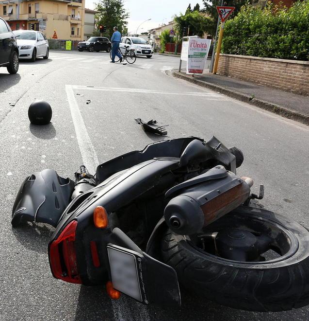 Scontro tra auto e scooter, ferito un giovane 
