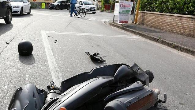 Scontro tra auto e scooter, ferito un giovane