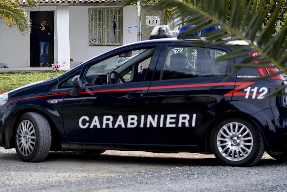 Picchia il padre ottantenne e gli spacca una bottiglia in testa