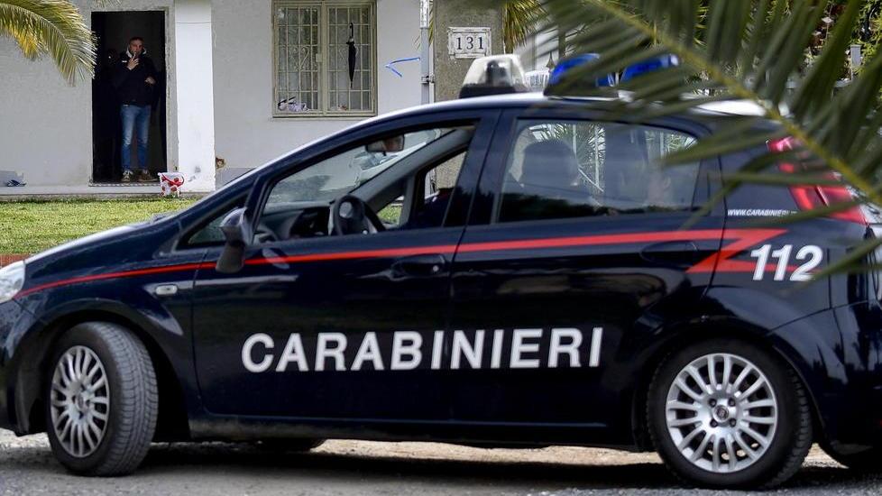 Picchia il padre ottantenne e gli spacca una bottiglia in testa