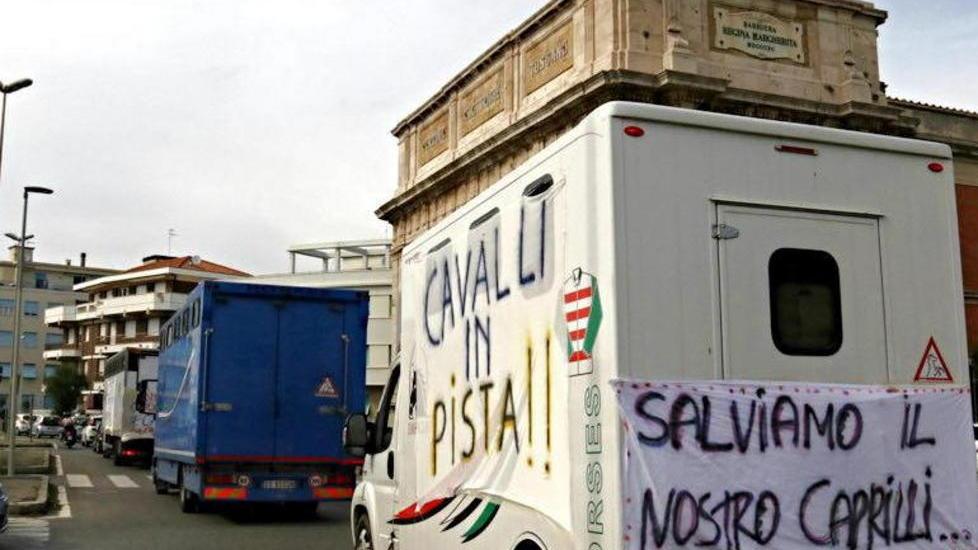 Serpentone di camion e auto contro la chiusura del Caprilli