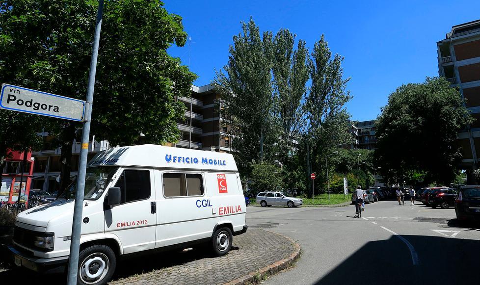 Scippati anziana e negoziante 