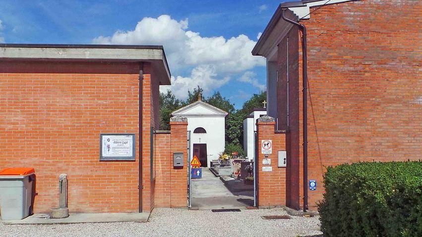 Cartelli stradali per segnalare il vialetto dissestato