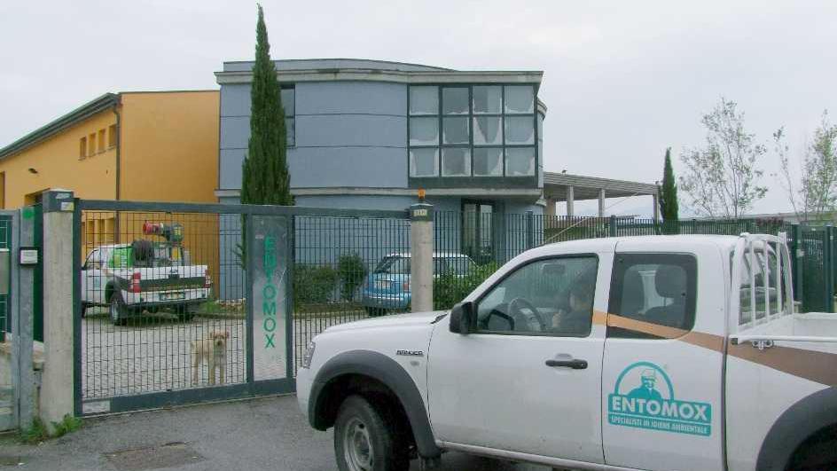 Il furgone di una ditta che si occupa di disinfestazioni