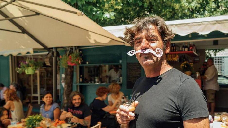 Bobo Rondelli con i "baffi-tentacoli" del cacciucco-pride