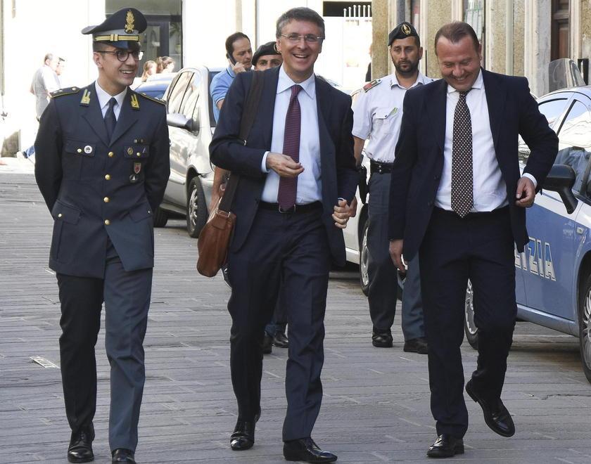 Raffaele Cantone all'arrivo al Teatro degli Industri (foto Agenzia Bf)