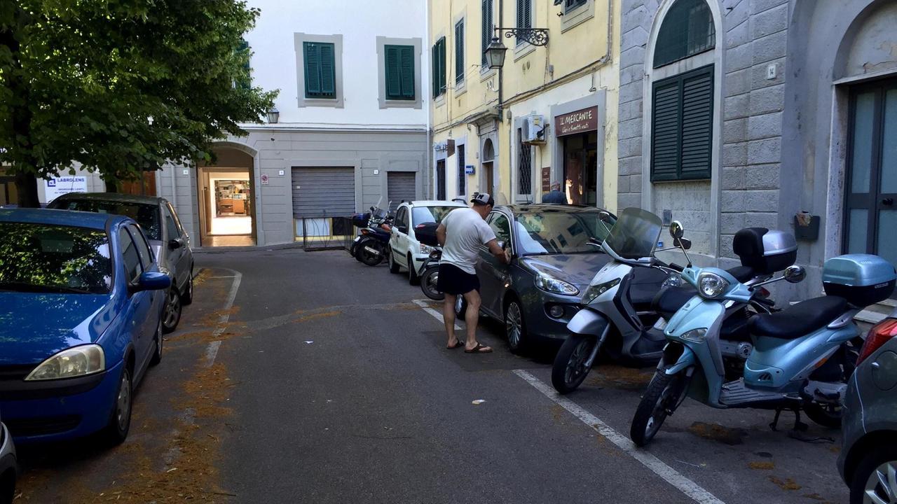 Ruba auto, danneggia mezzi in sosta e colpisce poliziotto: arrestato