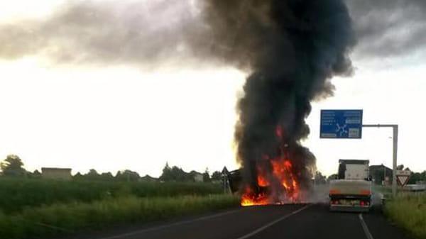 Camion a fuoco in tangenziale a Nonantola