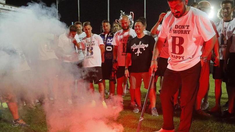 Rozzio solleva la Coppa Arena stracolma di euforia