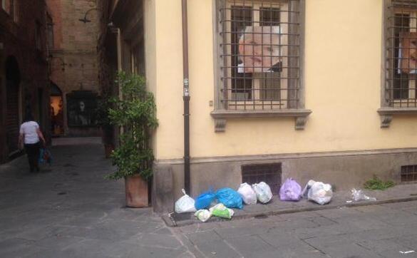 Niente porta a porta Lucca affoga nei rifiuti 