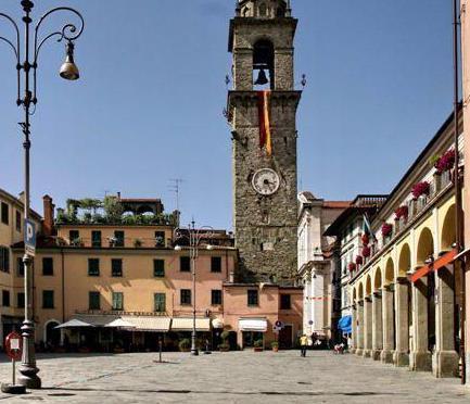 A zonzo per le locande nel centro di Pontremoli 