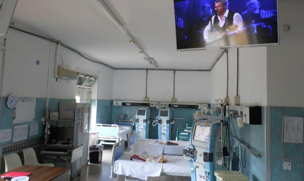 Donati tre televisori al centro dialisi