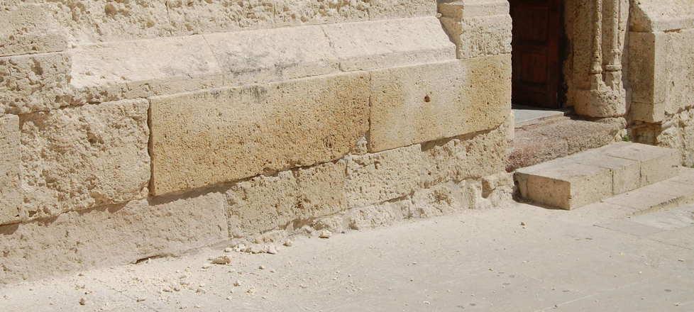 Basilica, cade l’ intonaco esterno 