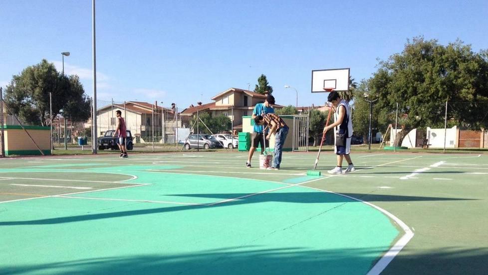 Campo di basket rimesso a nuovo grazie ai volontari della Consulta 
