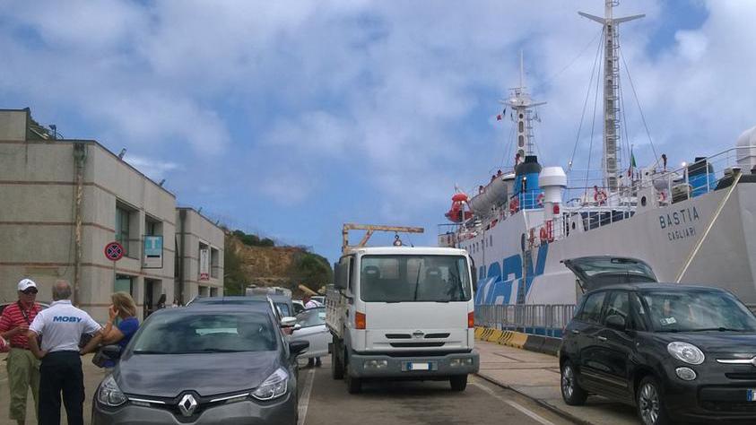 Ancora disagi e polemiche per il traghetto in avaria