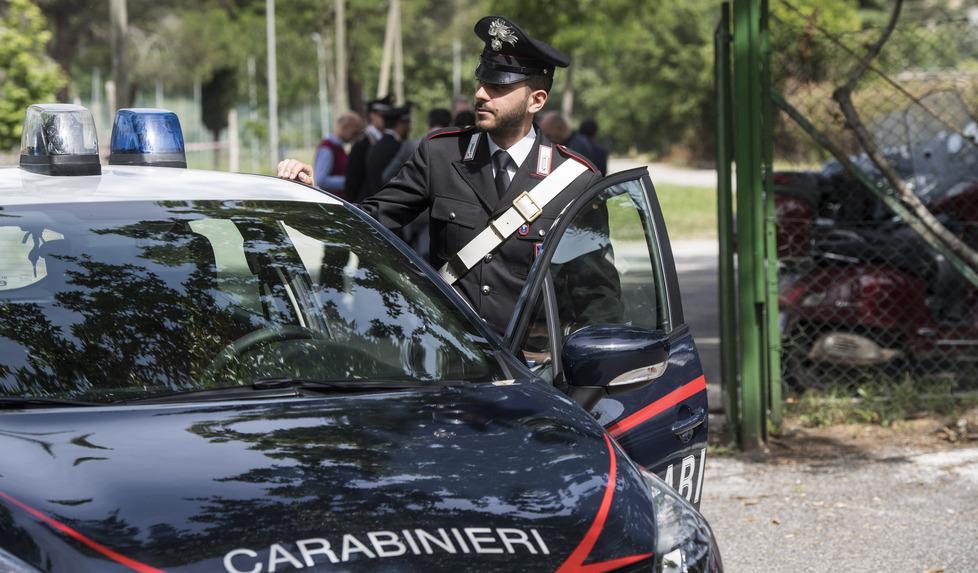 Olbia, litiga coi genitori e mentre fugge in auto investe un carabiniere: 24enne in manette