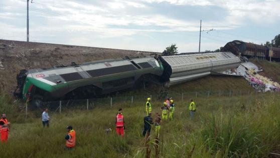 Treno merci deraglia e si rovescia sulla massicciata