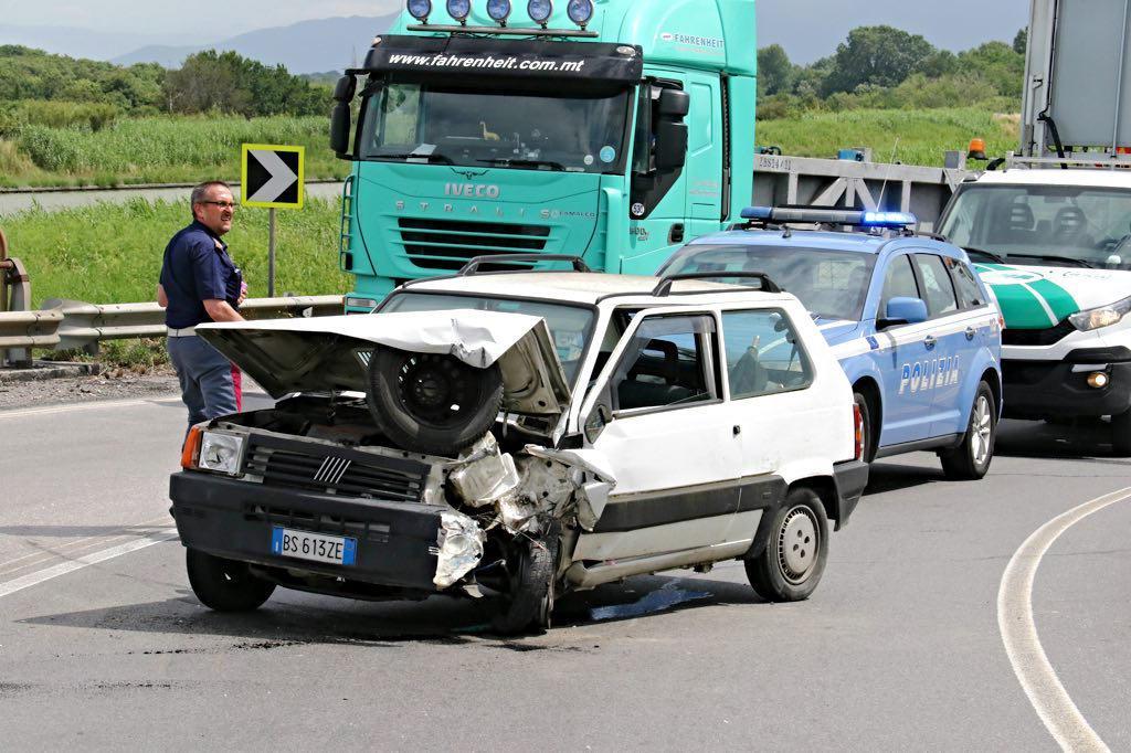 Scontro frontale tra una Panda e una bisarca: un ferito