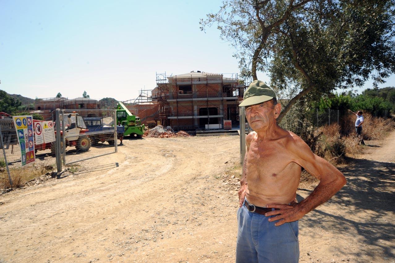 Teulada, il pastore Ovidio batte di nuovo il cemento 