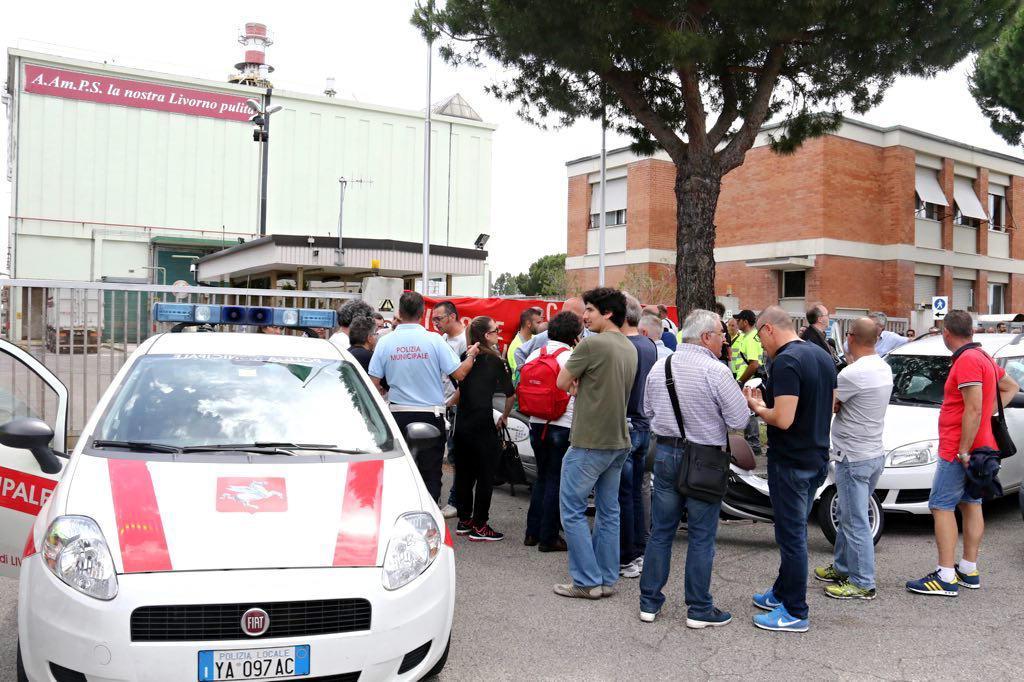 I lavoratori di Aamps davanti alla sede dell'azienda in via dell'Artigianato (Pentafoto)