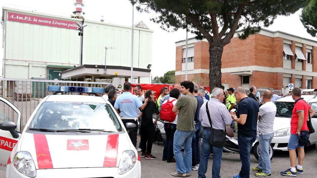 I lavoratori di Aamps davanti alla sede dell'azienda in via dell'Artigianato (Pentafoto)