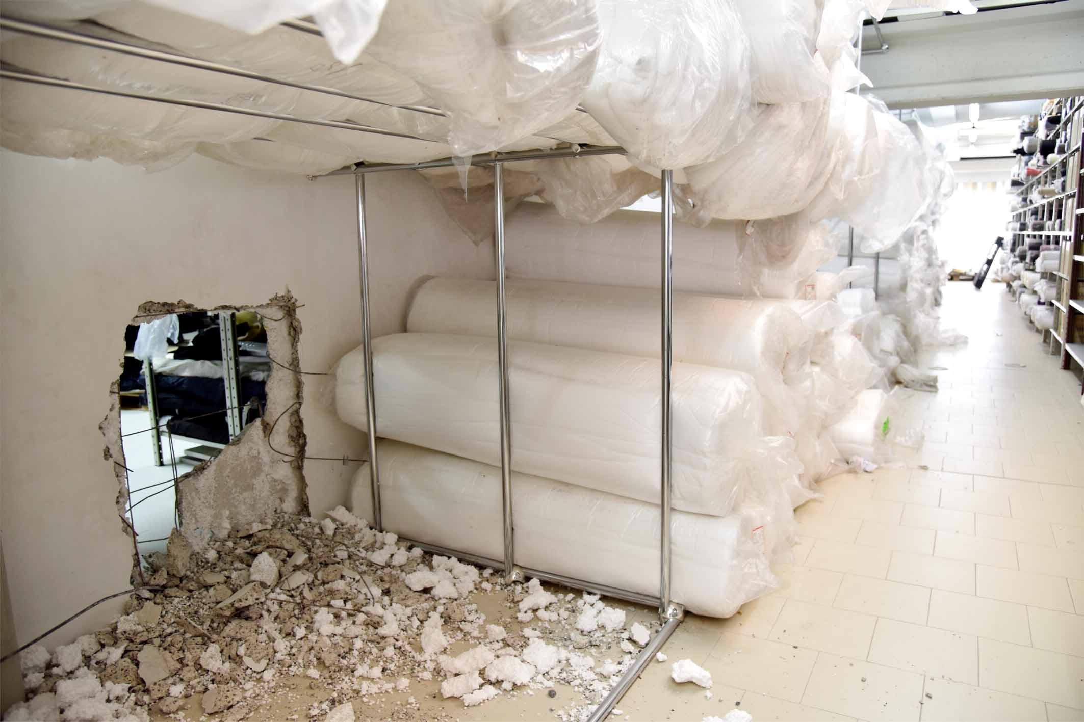 Il buco praticato dai ladri nella parete della Ciampalini e Meoni di Empoli (Foto Agenzia Carlo Sestini)