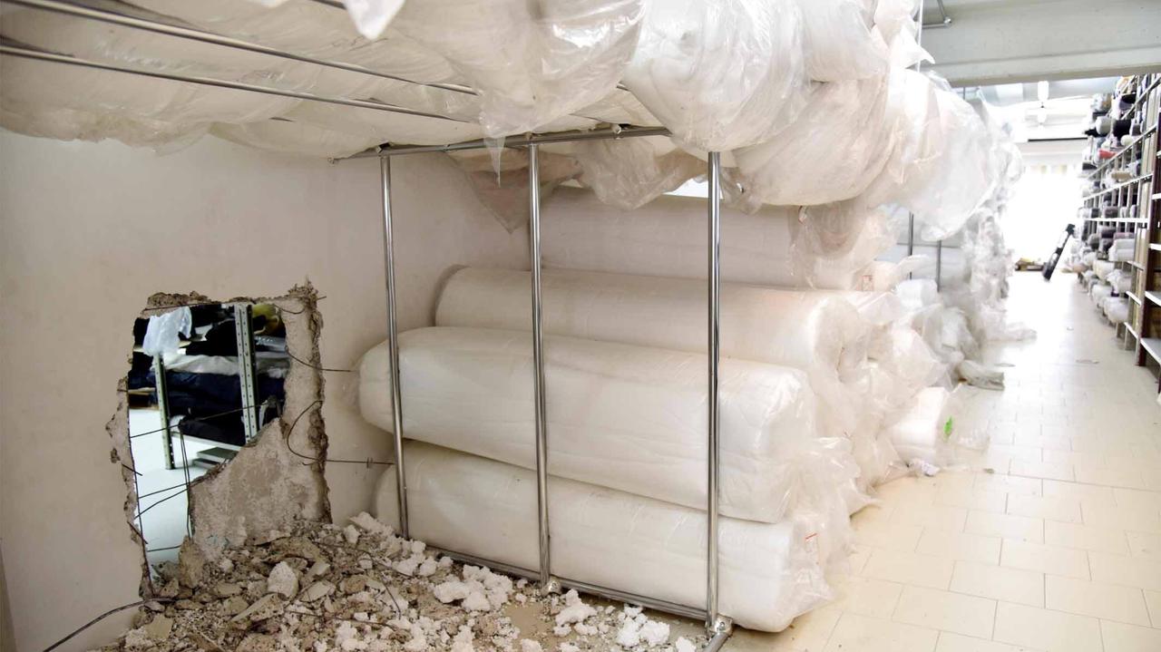 Il buco praticato dai ladri nella parete della Ciampalini e Meoni di Empoli (Foto Agenzia Carlo Sestini)