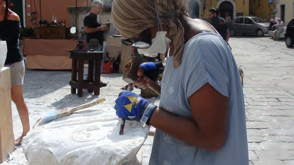 Il simposio fatto a mano in piazza Duomo (foto d’archivio)