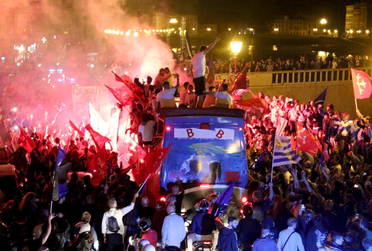 Pisa in B, la squadra ha festeggiato con un pullman livornese 