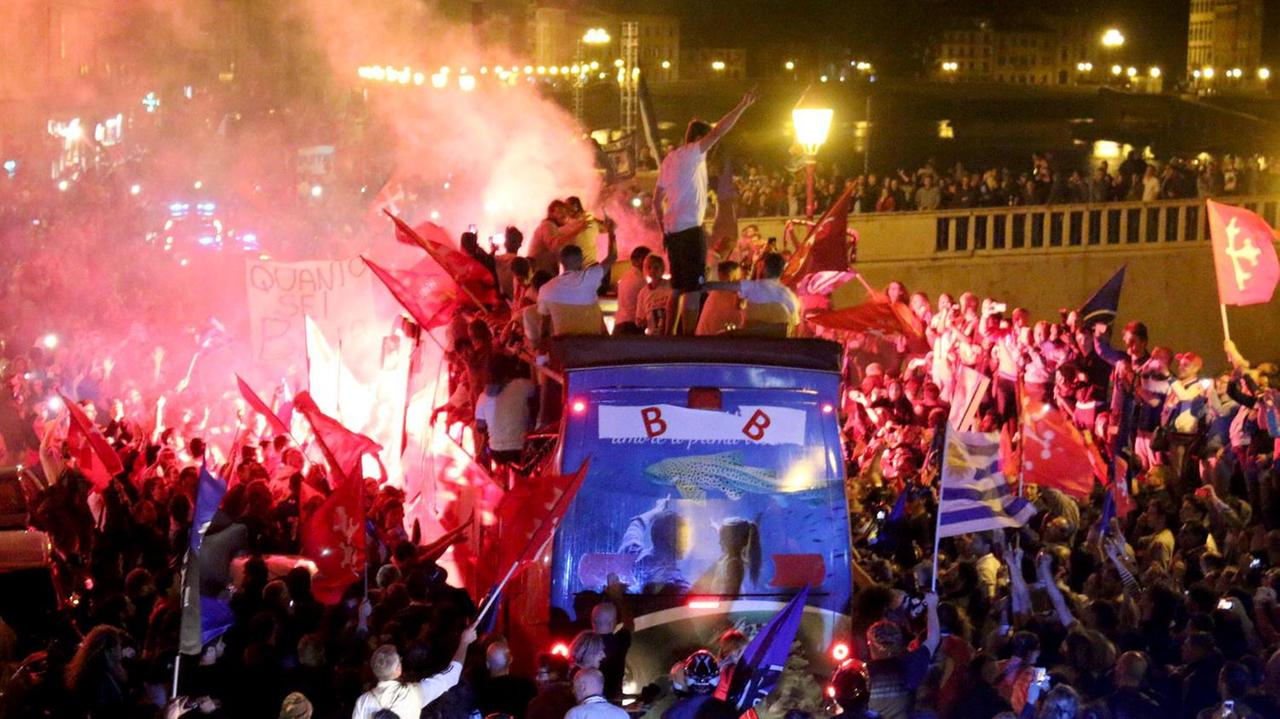 Pisa in B, la squadra ha festeggiato con un pullman livornese