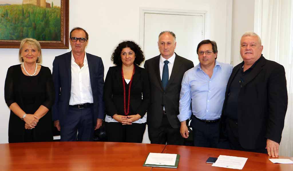 La nuova giunta di Montignoso. Da sinistra: Giorgia Podestà (Pd); Massimo Poggi (Pd); Eleonora Petracci (Sel); il sindaco Gianni Lorenzetti (Pd); Andrea Gabrielli (Rifondazione); Raffaello Gianfranceschi (Psi)