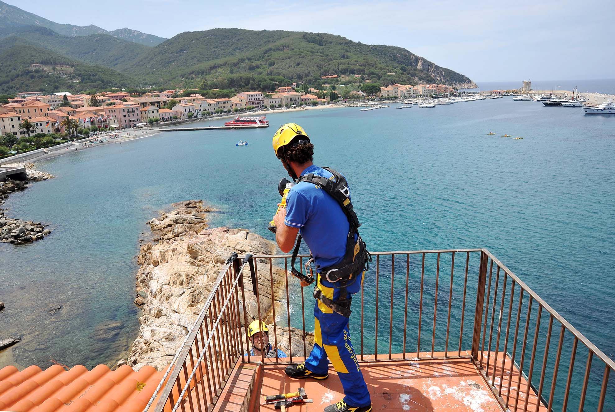 Gli operai acrobati all'opera al Cotone