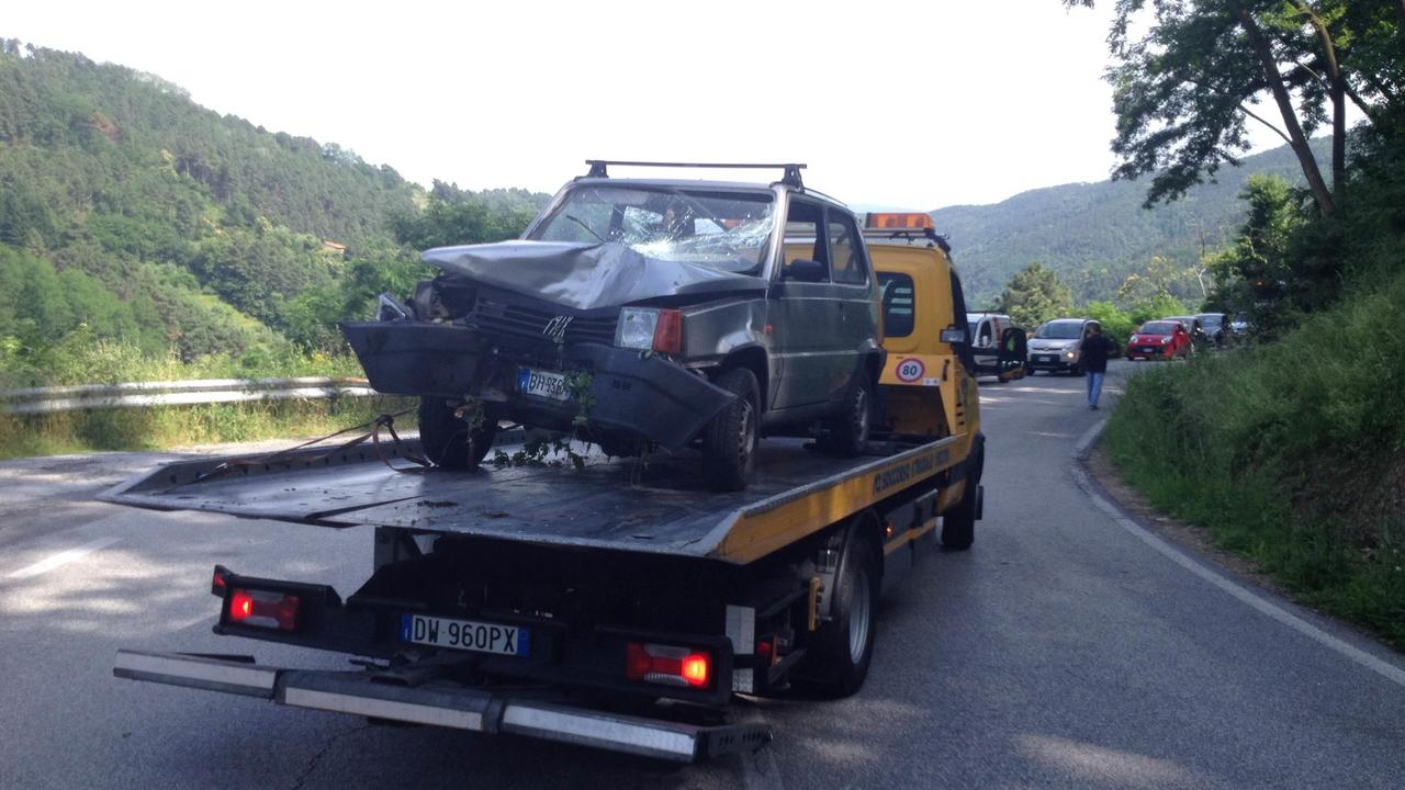 Muore a 65 anni nell'auto fuori strada