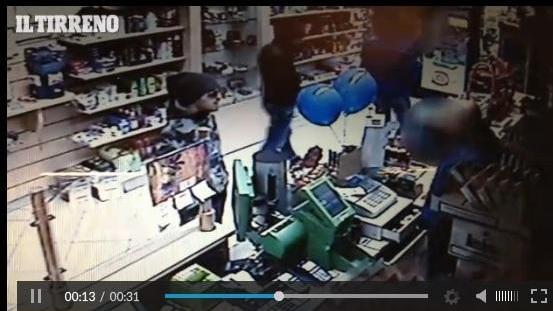 Un freme del video delle rapina in via Lastrucci ripreso dalle telecamere di sorveglianza