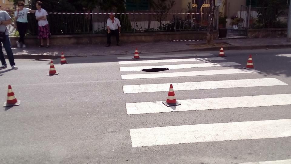 La buca che si è aperta in via don Minzoni