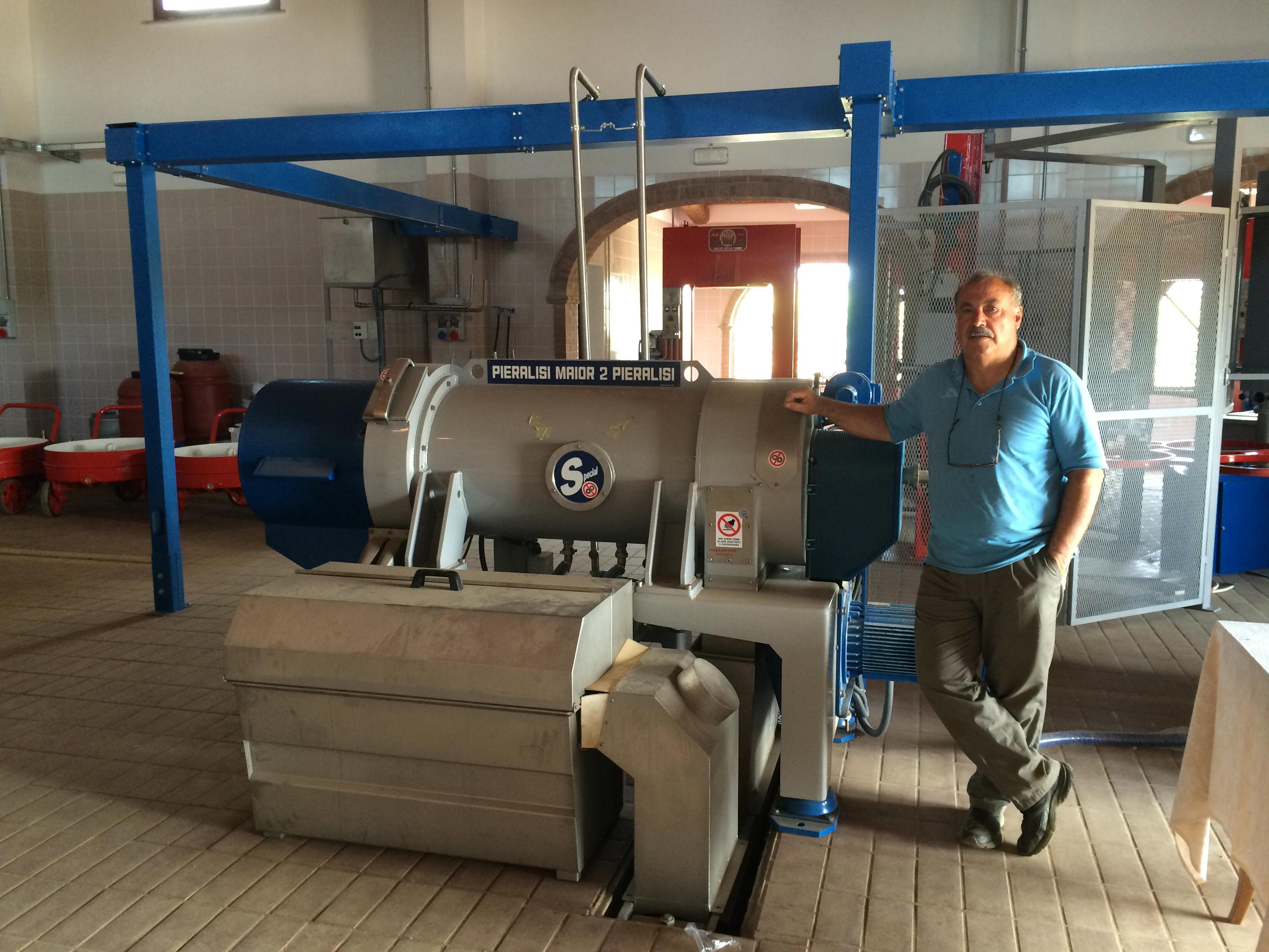 Luigi Brunetti all'interno del frantoio realizzato a Collemezzano