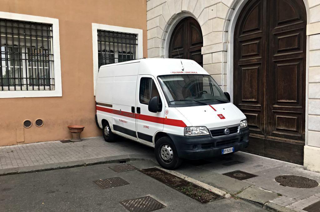 Il furgone della polizia municipale piazzato a baluardo davanti al municipio (Marzi)
