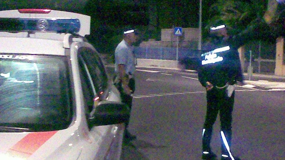 Sorpresi dai vigili urbani a bordo dell’auto rubata: presi