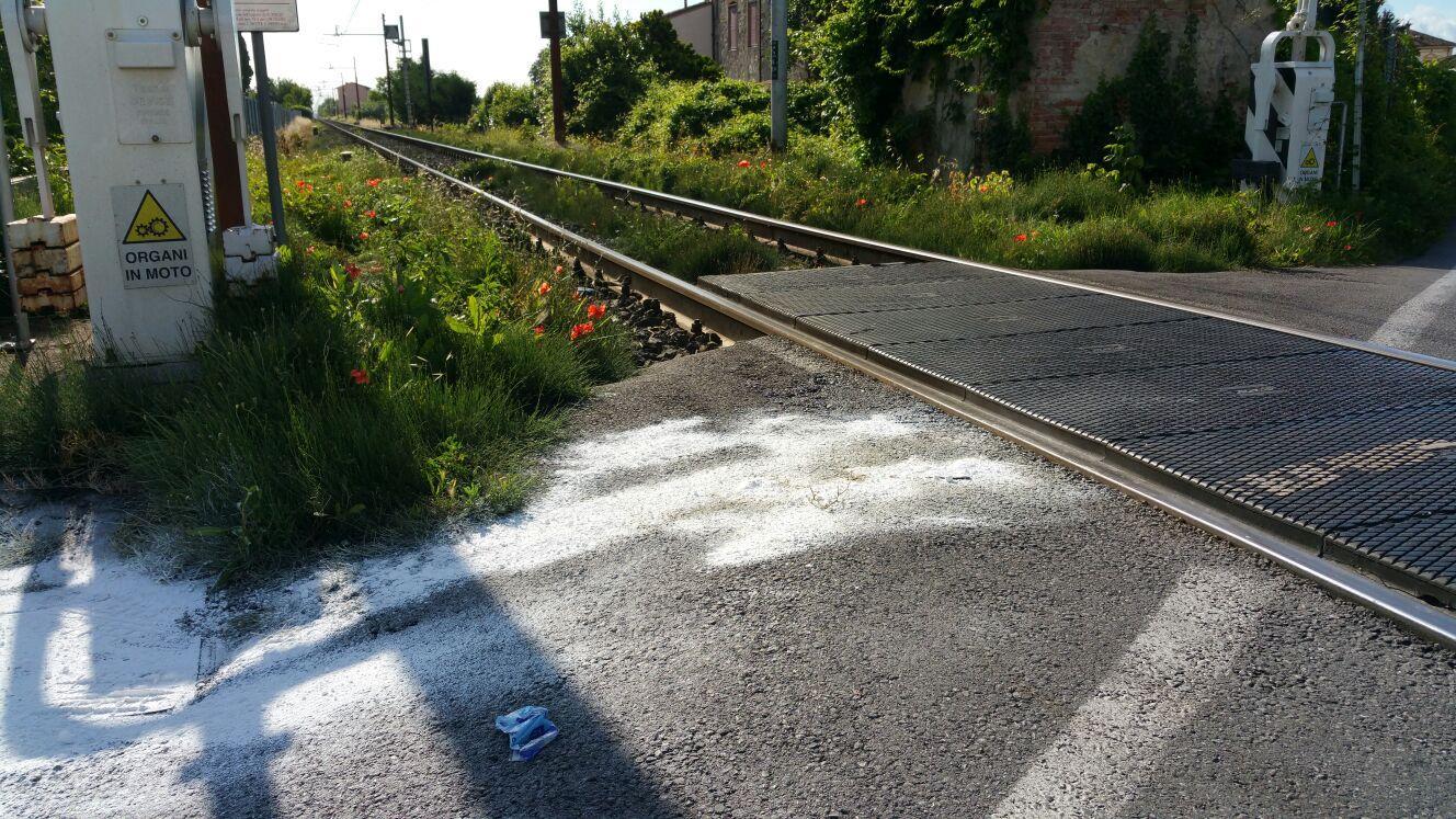 Muore investito dal treno al passaggio a livello 