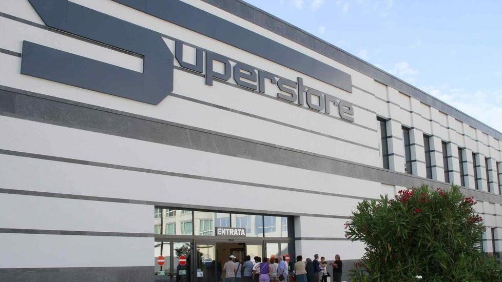 Rapina sotto gli occhi degli agenti